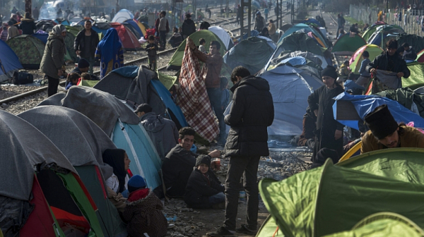Стотици мигранти чакат да влязат в Европа на гранцата с Гърция