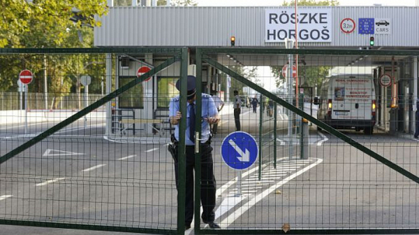 Автобуси с българи са блокирани на границата на Сърбия с Унгария от часове