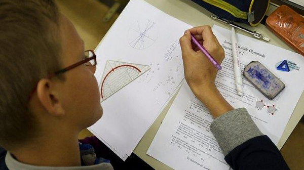 Седмокласници и десетокласници борят изпит по математика