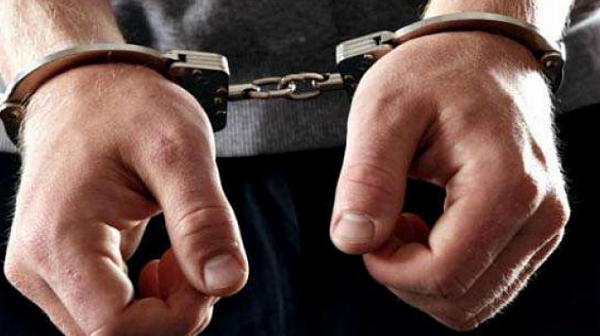 Арестуваха мъжа, наръгал съпругата си пред съда в Нова Загора