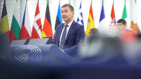 Евродепутати зоват Украйна да бъде приета за член на ЕС и НАТО