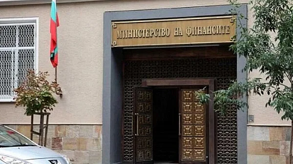 Чиновниците с 5% по-високи заплати заради инфлацията