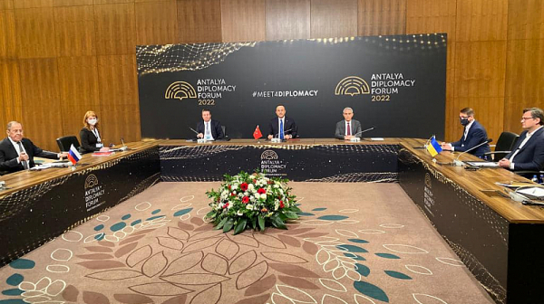 В Анталия започнаха преговорите между външните министри на Украйна, Турция и Русия /видео/