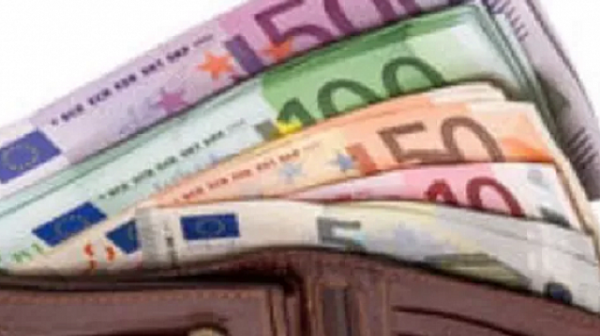В Люĸceмбypг годишната заплата е 72 200 eвpo, България е на дъното в ЕС