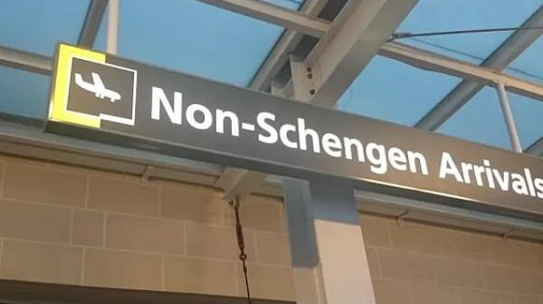 Европейската комисия  бързо подкрепи Австрия да падне само въздушният Шенген