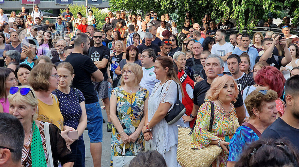 Хиляди българи в цяла България протестират срещу зверството с макетното ножче и насилието над жени