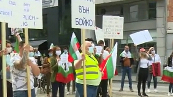 Протест на българи в Брюксел. Искат оставка на кабинета