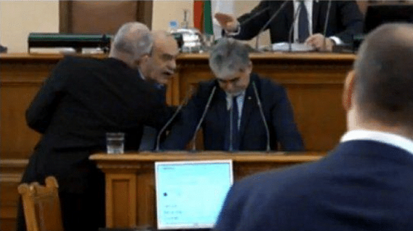 ”Атака” и ВМРО аха да се сбият в парламента, обиждат се на ”боклук”