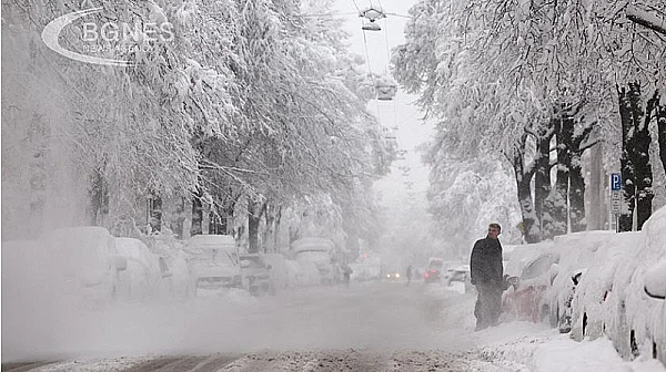 Зимни бури парализират Европа: Стотици хиляди без ток
