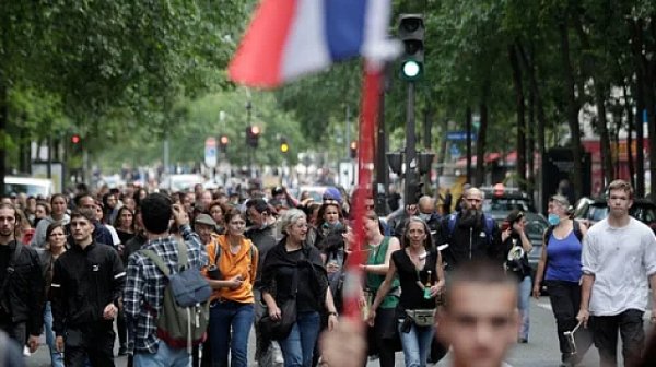 Франция готви забрана на социалните мрежи за деца под 15 г.