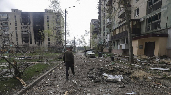 Спасиха дете от под руините на поразената от Русия жилищна сграда в Николаев