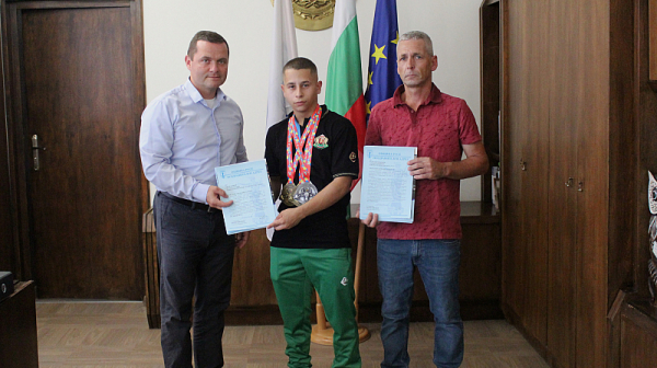 Кметът Пенчо Милков отличи тежкоатлета Джан Зарков за европейската му титла