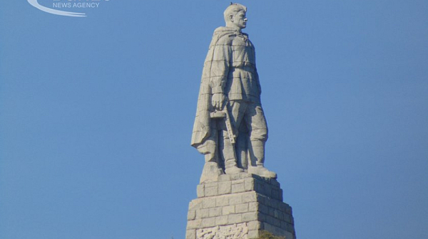 Общински съветници настояват паметникът на Съветската армия “Альоша” да бъде преместен до края годината