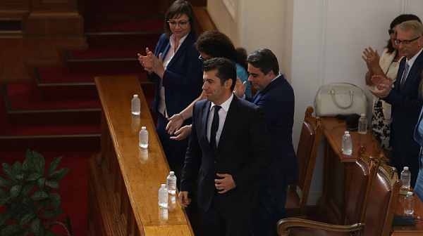 Среднощна среща на Петков с депутати и министри
