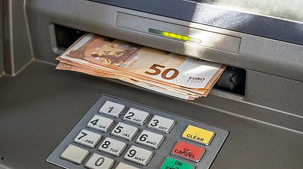 Кражба на карта с написан ПИН доведе до условни присъди за трима младежи