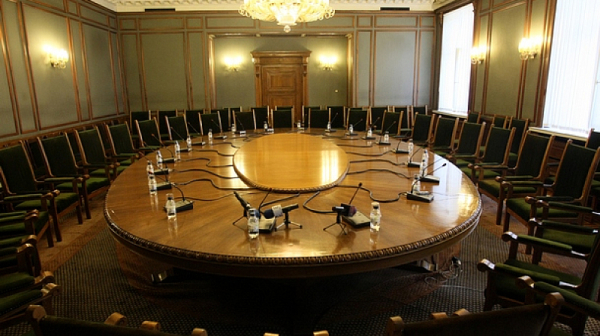 Енергийната комисия отхвърли ветото на Радев върху управлението на „Лукойл“