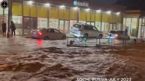 Воден апокалипсис в Русия: Десетки автомобили са отнесени, евакуират хора/видео/