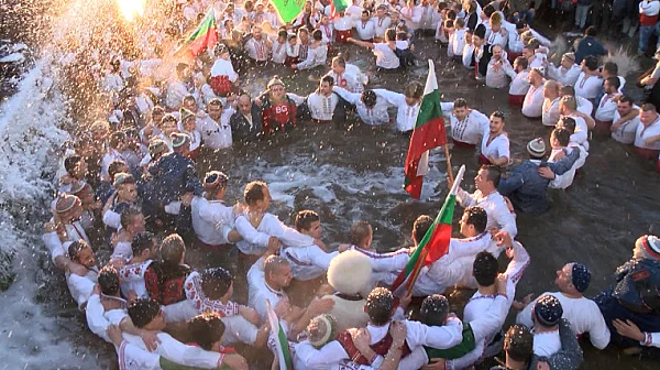 Богоявление не е състезание, кръстът не е купа. Откъде дойде „многовековната традиция“ на леденото хоро?