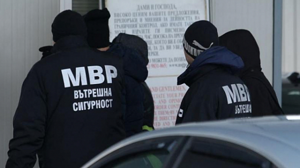 Решават дали да оставят в ареста задържаните митничари на ”Калотина”