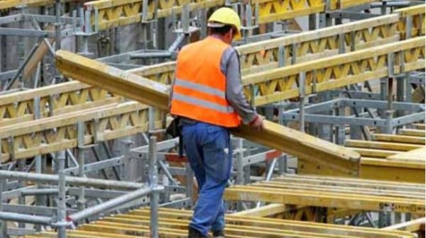 Българската икономика продължава да „изсветлява“, но не и пазарът на труда