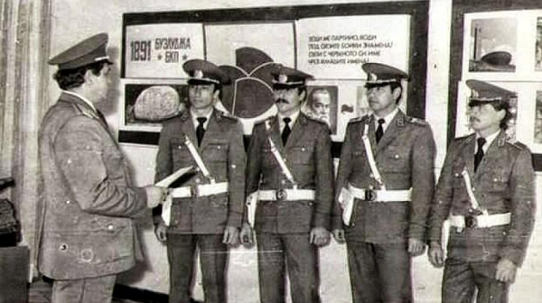 Униформата не произвежда герои: Цената на картини и книги, плод на години труд, е половин полицейска заплата!