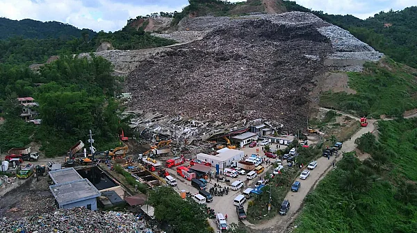 Лавина от боклук уби двама в сметище във Филипините, 36 души са в неизвестност