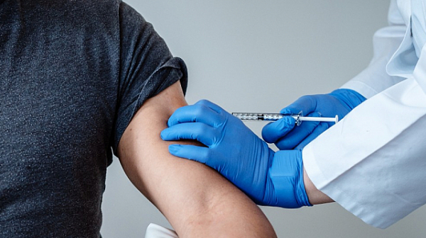 Италианец се опита да се ваксинира със силиконова ръка
