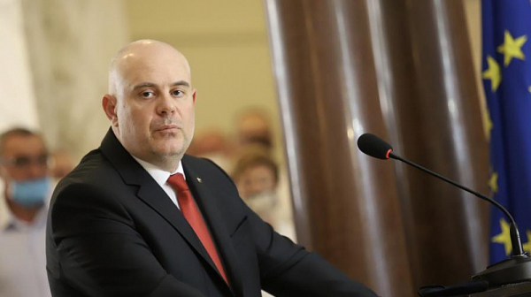 Гешев е поискал отлагане на изслушването му в правната комисия в парламента