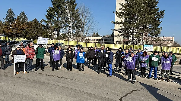 Работници от военния завод в Търговище протестират и затварят пътя София-Варна