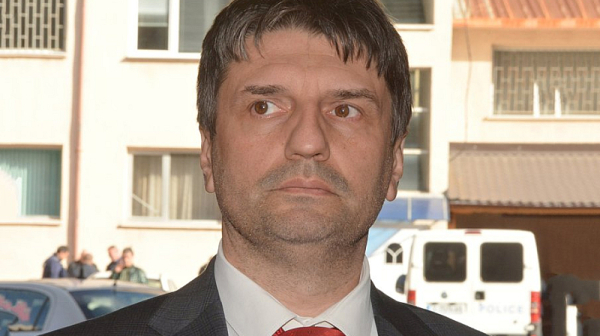 Уж сериозен и отговорен мъж, а говори нелепици. Кого пази полицията на протестите?