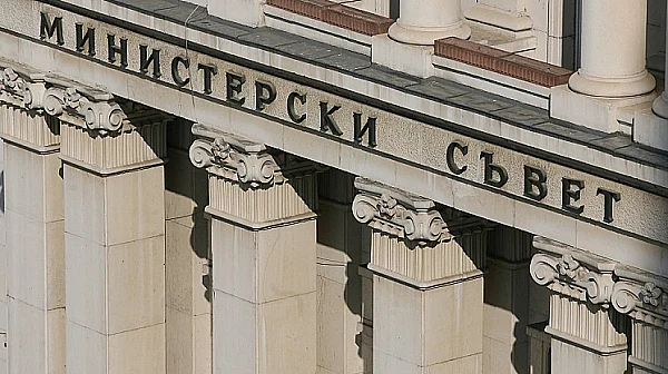 МС одобри 900 млн. евро за държавни заплати и социални плащания