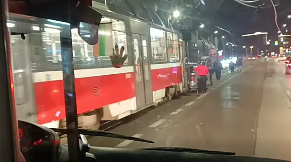 Катастрофа между трамвай и кола блокира движението в столицата