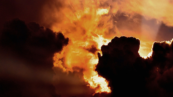 Мощна „канибалска буря“ удря Земята днес – може да наруши GPS и комуникациите