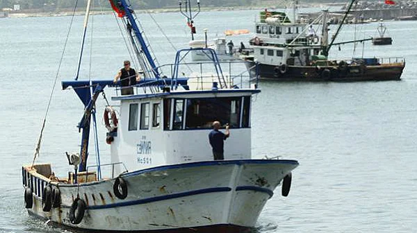 „Може би е потънал“: Откриха нефтено петно на мястото на изчезване на рибарския кораб