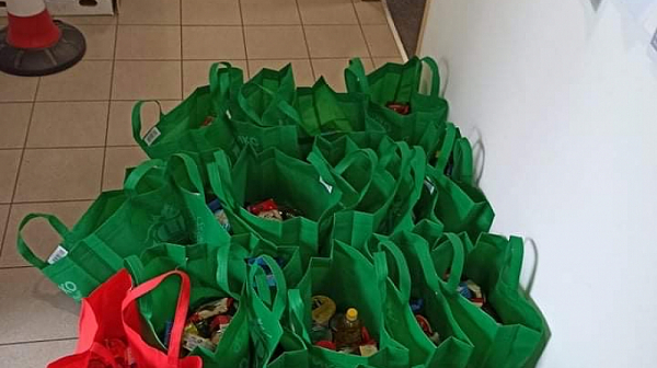 Младежите от БСП - София дариха хранителни продукти на социално слаби за Коледа