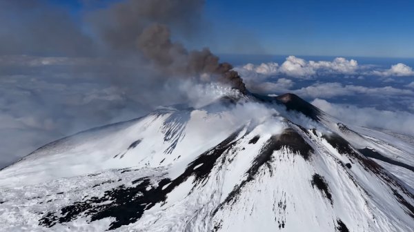 Вулканът Етна изригна, докато скиори караха по активния му склон
