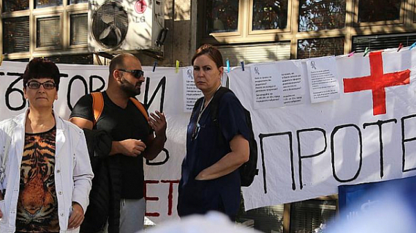 Протестират медици от Белодробната болница във Варна
