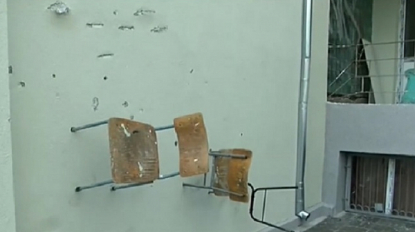 Неизвестни вандали забиха столове в стената на санирано училище в Добрич