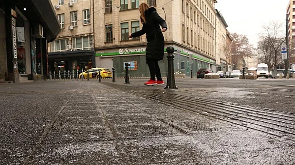 Вървете бавно и приведени напред: Как да не станете жертва на заледените тротоари?