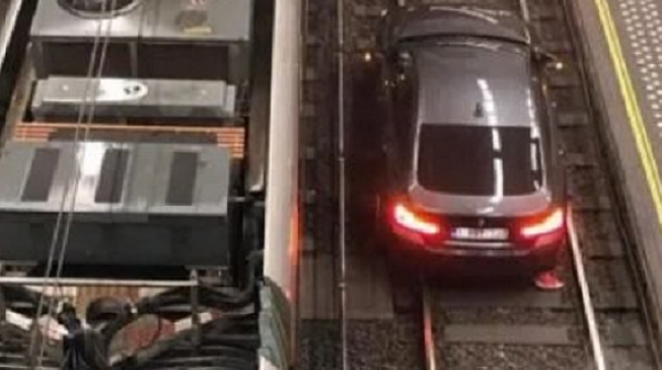 Невиждано! Жена паркира автомобил на релсите на метро