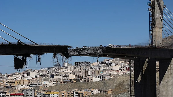 Иран твърди, че е свалил американски самолет; САЩ разрушиха най-големия мост в страната