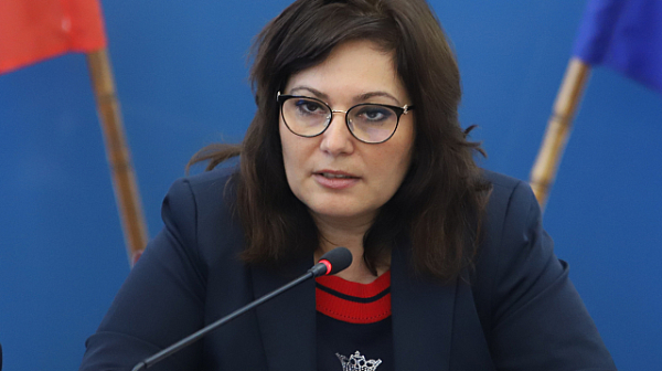 Асена Сербезова: Министър Хинков не разбира какво е свръхзадлъжнялост и платежоспособност