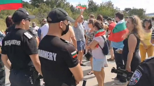 Протестиращи и активисти на ДПС пяха ”Мила Родино” и преебаха сценария за етническо насилие