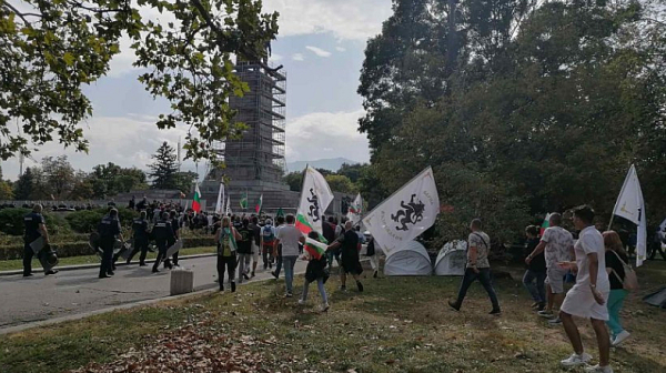 Демонстранти от ”Възраждане” се биха с полицията в София. Събарят скелето и махат части от оградата около МОЧА