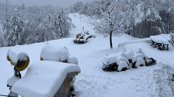 Бази и хижи в Осоговската планина без ток, спасяват хората с генератори