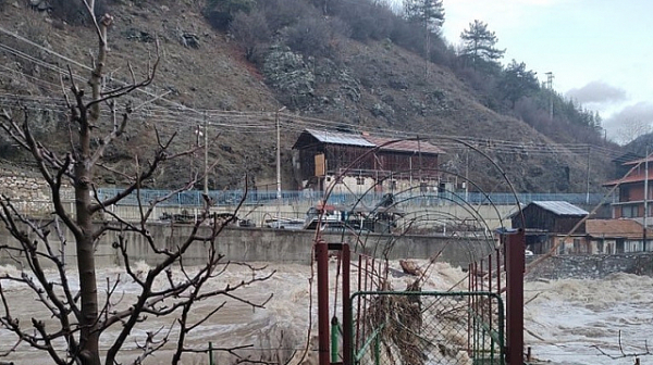 Затвориха моста за благоевградското село Покровник, критично е положението на много места