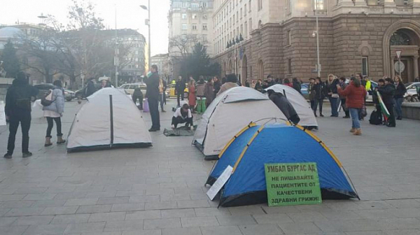 Медицински сестри вдигнаха палатков лагер под прозорците на Борисов