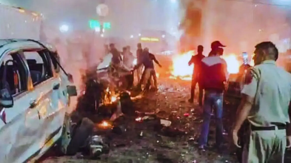 Смъртоносен взрив в центъра на Делхи: 10 загинали, десетки ранени