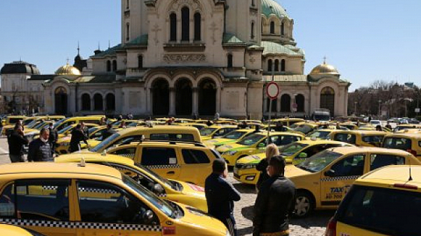 Таксиметрови шофьори в София готвят протест