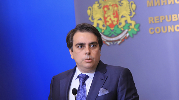 Министър Василев: Няма опасност за клиентите на санкционираните дружества